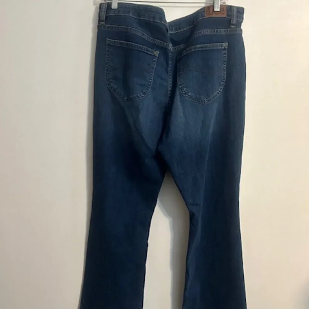 Lee Regular Fit Midrise Boot 5 pocket distressed denim jeans, size 18M